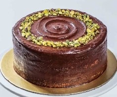 4 ile 6 kişilik kişilik Klasik sade çikolatalı fıstıklı yaş pasta Doğum günü pastası Muğla pasta